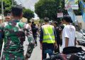 Petugas gabungan dan warga berada di lokasi saat proses penanganan laporan keributan di kawasan Banyuraden, Gamping, Sleman