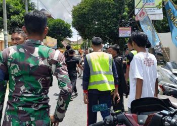 Petugas gabungan dan warga berada di lokasi saat proses penanganan laporan keributan di kawasan Banyuraden, Gamping, Sleman