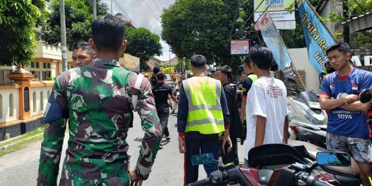 Petugas gabungan dan warga berada di lokasi saat proses penanganan laporan keributan di kawasan Banyuraden, Gamping, Sleman