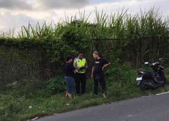 Petugas kepolisian Polsek Berbah melakukan pengecekan dan pengumpulan keterangan di lokasi kejadian kecelakaan lalu lintas di Jalan Krikilan–Blok O, Sendangtirto, Berbah, Sleman, Minggu (28/12/2025), yang melibatkan sepeda motor dan mobil serta mengakibatkan satu pengendara mengalami luka-luka.