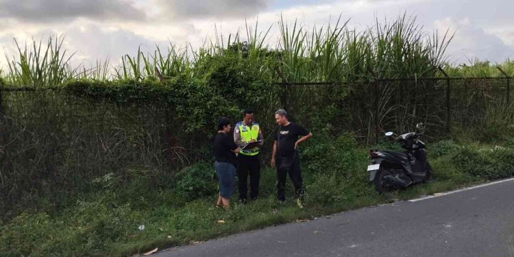 Petugas kepolisian Polsek Berbah melakukan pengecekan dan pengumpulan keterangan di lokasi kejadian kecelakaan lalu lintas di Jalan Krikilan–Blok O, Sendangtirto, Berbah, Sleman, Minggu (28/12/2025), yang melibatkan sepeda motor dan mobil serta mengakibatkan satu pengendara mengalami luka-luka.