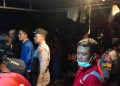 Petugas kepolisian bersama tim medis berada di lokasi penemuan jenazah di Code RT 05, Trirenggo, Bantul, pada Jumat (5/12/2025) malam.