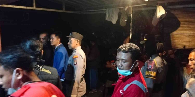Petugas kepolisian bersama tim medis berada di lokasi penemuan jenazah di Code RT 05, Trirenggo, Bantul, pada Jumat (5/12/2025) malam.