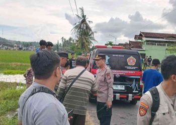 Petugas kepolisian bersama warga berada di area persawahan Dusun Semampir, Argorejo, Sedayu, Bantul