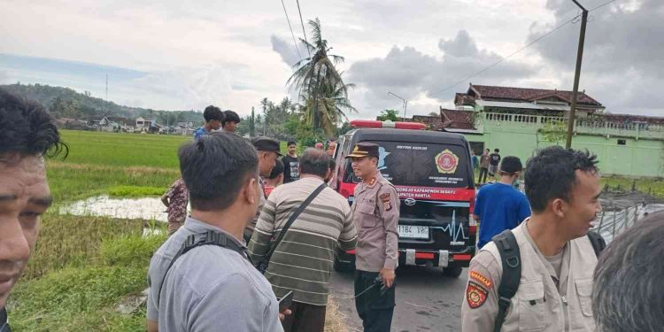 Petugas kepolisian bersama warga berada di area persawahan Dusun Semampir, Argorejo, Sedayu, Bantul