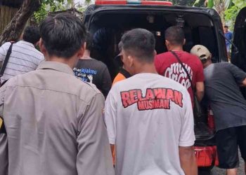 Petugas kepolisian dan tim medis melakukan evakuasi korban tenggelam di Sungai Oya