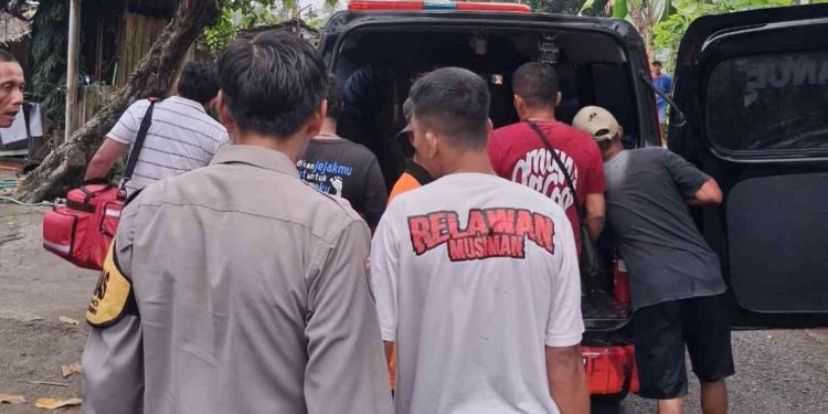 Petugas kepolisian dan tim medis melakukan evakuasi korban tenggelam di Sungai Oya