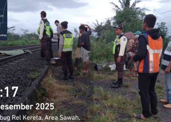 Petugas kepolisian dari Polsek Godean Polresta Sleman bersama warga melakukan penanganan di lokasi kejadian seorang perempuan meninggal dunia akibat tertabrak Kereta Api Bandara
