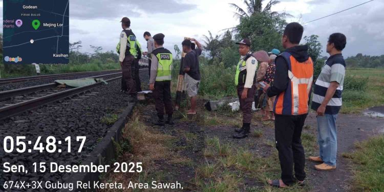 Petugas kepolisian dari Polsek Godean Polresta Sleman bersama warga melakukan penanganan di lokasi kejadian seorang perempuan meninggal dunia akibat tertabrak Kereta Api Bandara