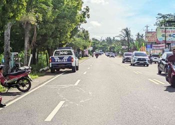 Petugas kepolisian melakukan olah tempat kejadian perkara (TKP) kecelakaan lalu lintas yang melibatkan dua sepeda motor di Jalan Wates–Yogyakarta, wilayah Temon, Kulon Progo, Minggu (28/12/2025)