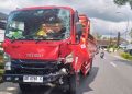 Truk Isuzu pengangkut gas elpiji 3 kilogram mengalami kerusakan di bagian depan setelah terlibat kecelakaan dengan minibus Toyota Rush di Jalan KRT Kertodiningrat, Pengasih