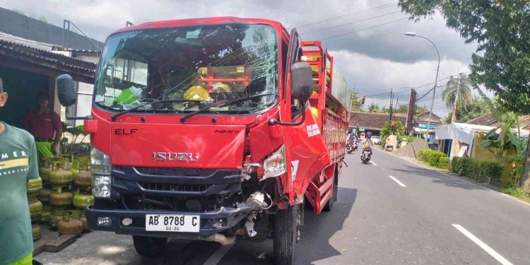 Truk Isuzu pengangkut gas elpiji 3 kilogram mengalami kerusakan di bagian depan setelah terlibat kecelakaan dengan minibus Toyota Rush di Jalan KRT Kertodiningrat, Pengasih