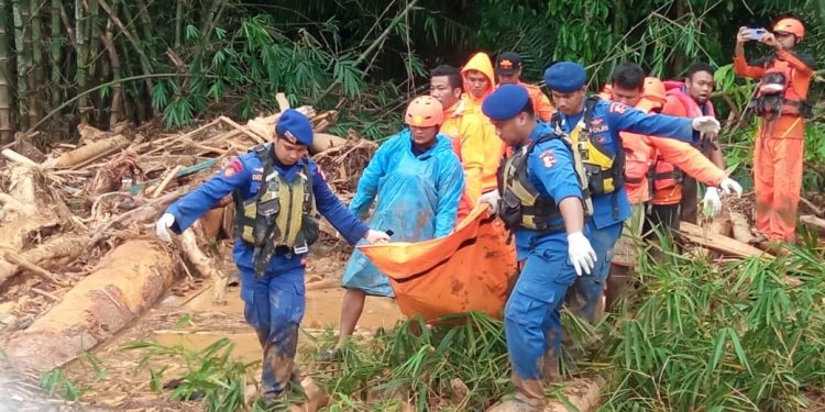 Tim SAR Gabungan dan Ditpolairud Polda Sumut Intensifkan Evakuasi Banjir di Sibolga-Tapteng