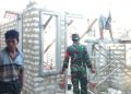 Babinsa Pragaan Aktif dalam Pembangunan Rumah Warga di Desa Kaduara Timur