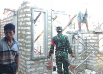 Babinsa Pragaan Aktif dalam Pembangunan Rumah Warga di Desa Kaduara Timur