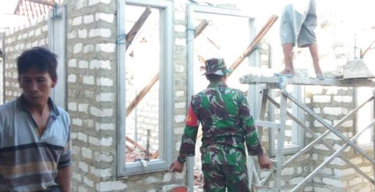 Babinsa Pragaan Aktif dalam Pembangunan Rumah Warga di Desa Kaduara Timur