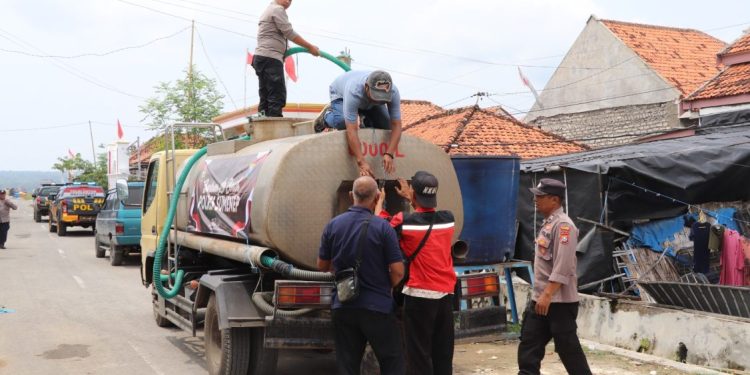 Polres Sumenep Distribusikan Air Bersih untuk Warga Desa Pinggir Papas
