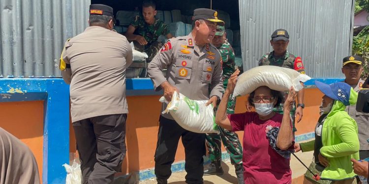 Kapolda Sumut dan Pangdam I/BB Salurkan Bantuan Beras untuk Korban Bencana di Tapanuli Tengah