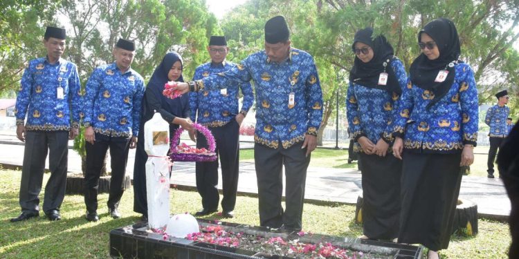 Ed Efendi Memimpin Ziarah di TMP Bengkalis untuk Peringatan HUT ke-54 KORPRI