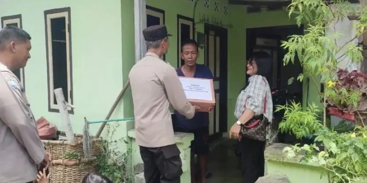 Polres Bangka Barat Salurkan Bantuan Sembako kepada Warga Miskin