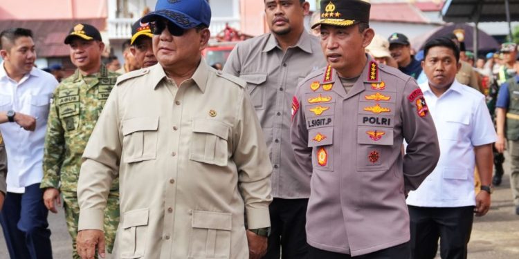 Presiden Prabowo dan Kapolri Tinjau Lokasi Pengungsian Banjir di Tapanuli Tengah