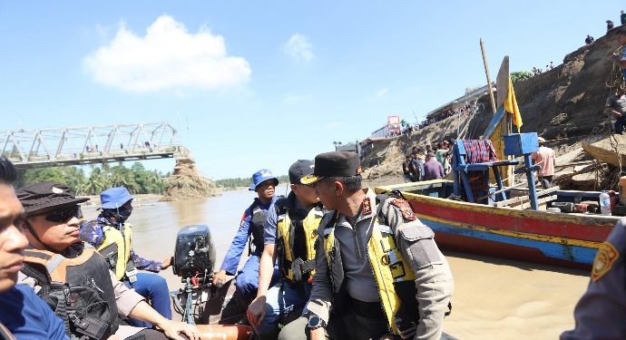 Kapolda Aceh Lintasi Sungai Tingkeum untuk Bantu Warga Terjebak Banjir