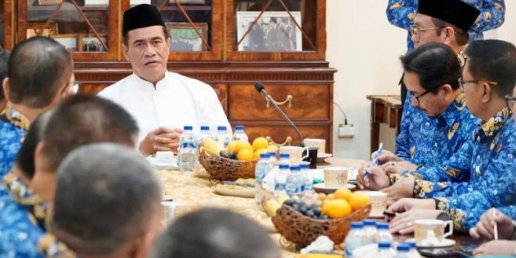 Menteri Pertanian Percepat Penyaluran Bantuan Pangan ke Sumatra