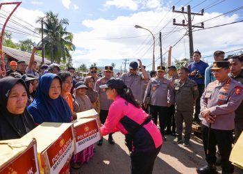 Ketua Umum Bhayangkari dan Kapolri Salurkan Bantuan untuk Korban Banjir di Tapanuli Tengah