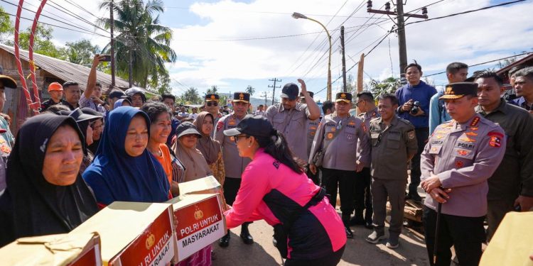 Ketua Umum Bhayangkari dan Kapolri Salurkan Bantuan untuk Korban Banjir di Tapanuli Tengah