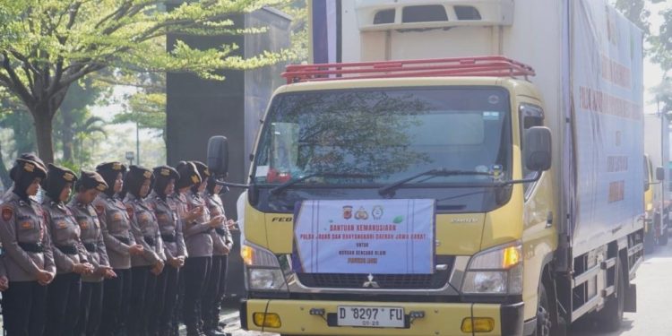 Polda Jabar Kirimkan 9 Truk Bantuan untuk Korban Bencana di Sumatera