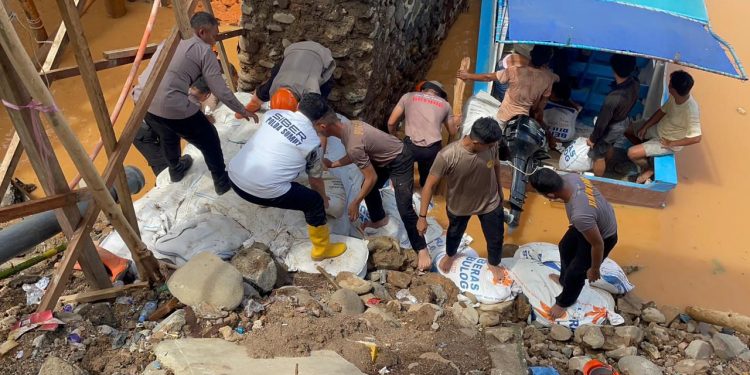 Polda Sumut Dirikan Jembatan Darurat di Tapanuli Tengah untuk Pulihkan Akses