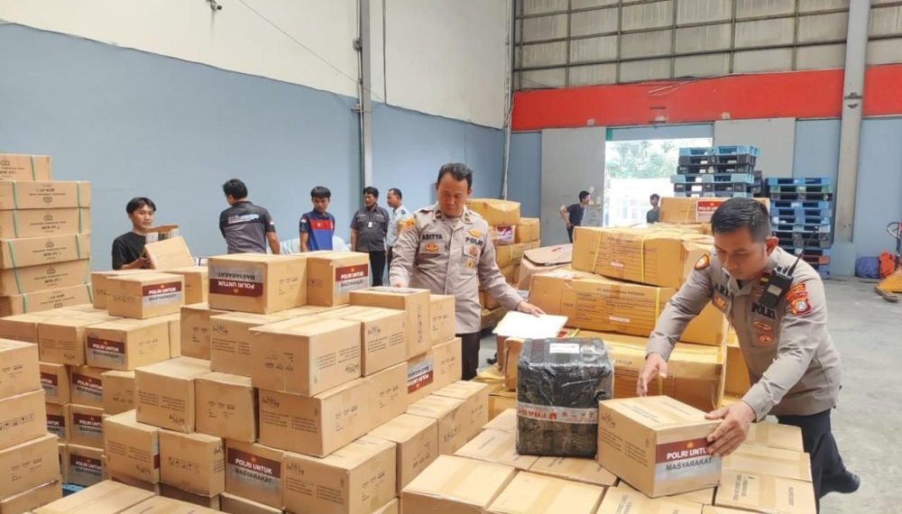 Polri Salurkan Bantuan Kemanusiaan untuk Warga Aceh