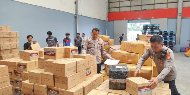 Polri Salurkan Bantuan Kemanusiaan untuk Warga Aceh