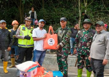 Bupati Tanah Datar Pantau Pengungsian dan Salurkan Bantuan untuk Korban Banjir Bandang