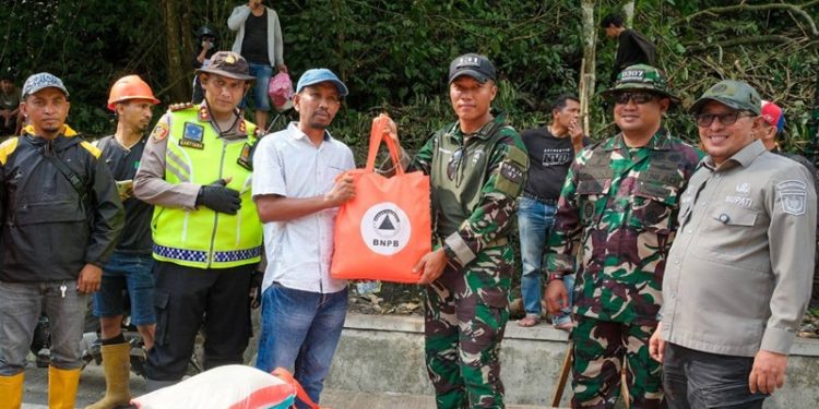 Bupati Tanah Datar Pantau Pengungsian dan Salurkan Bantuan untuk Korban Banjir Bandang