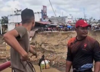 Brimob Aceh Bantu Pemulihan Akses di Bireuen dengan Pemasangan Tali Sling dan Penggeseran Speed Boat