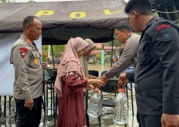 Brimob Polda Riau Distribusikan Bantuan Kemanusiaan ke Sumatera Barat