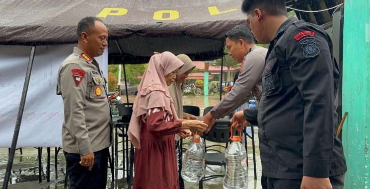 Brimob Polda Riau Distribusikan Bantuan Kemanusiaan ke Sumatera Barat