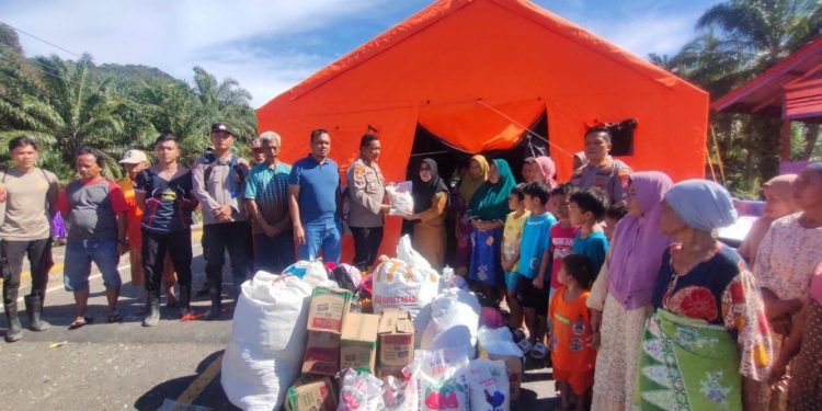 Polres Tapanuli Selatan Distribusikan Bantuan untuk Korban Bencana di Reniate