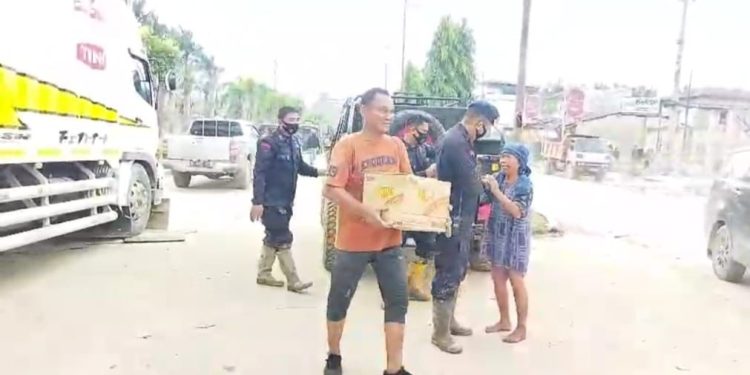 Polisi Distribusikan Bantuan Makanan untuk Korban Banjir di Aceh Tamiang