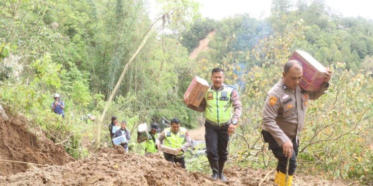 Polresta Bukittinggi Salurkan Bantuan ke Jorong Sungai Landia yang Terdampak Bencana