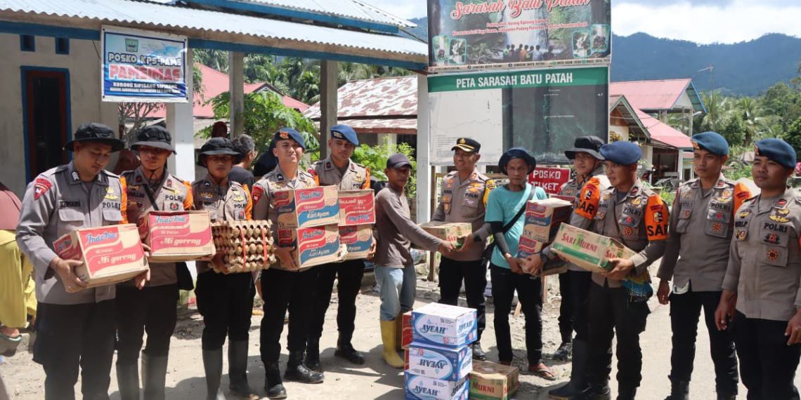 Polres Padang Pariaman Distribusikan Bantuan ke Korong Sipisang Sipinang