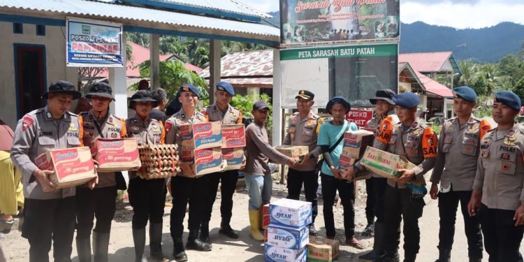 Polres Padang Pariaman Distribusikan Bantuan ke Korong Sipisang Sipinang