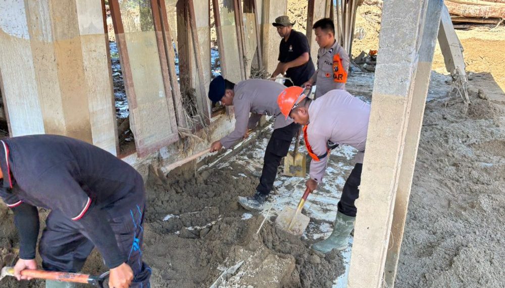 Brimob Sumut Berikan Bantuan di Desa Garoga Pasca Bencana