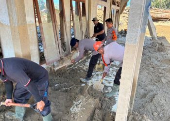 Brimob Sumut Berikan Bantuan di Desa Garoga Pasca Bencana