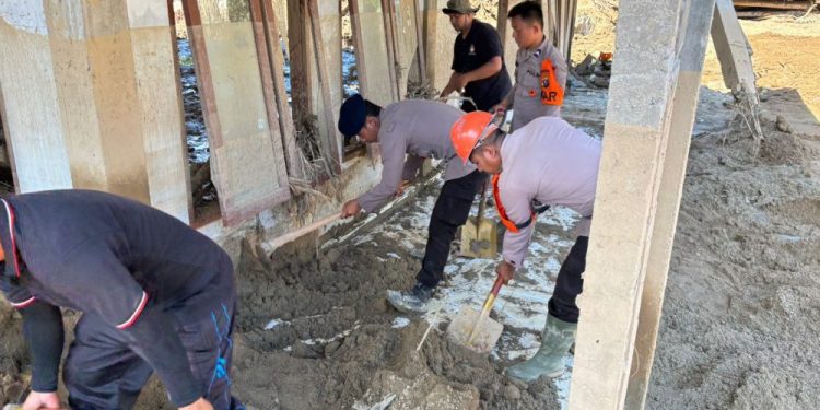 Brimob Sumut Berikan Bantuan di Desa Garoga Pasca Bencana