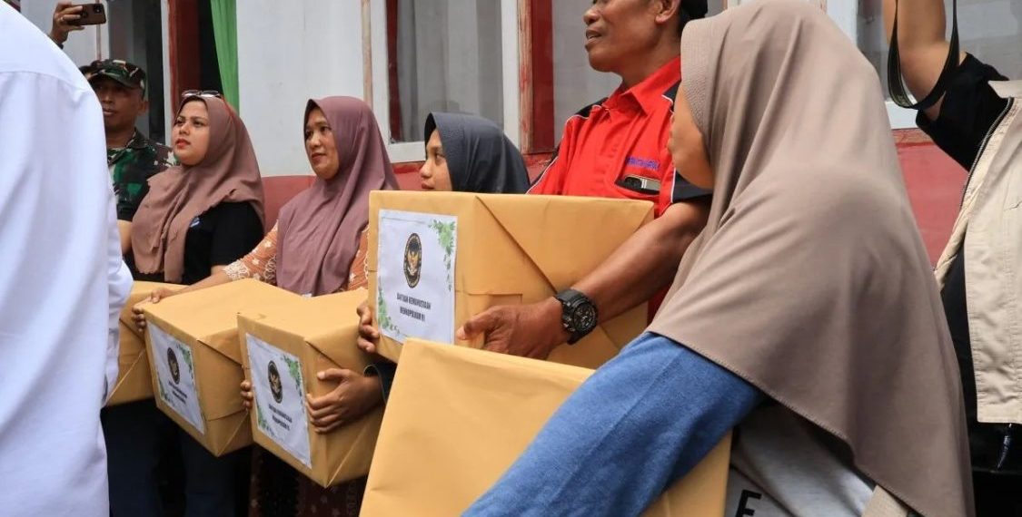 Menko Polkam Berikan Bantuan Rp309 Juta dan Sembako untuk Korban Banjir di Padang
