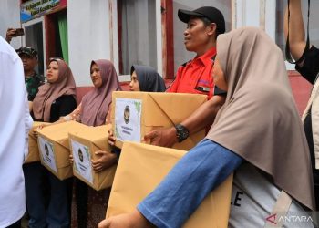 Menko Polkam Berikan Bantuan Rp309 Juta dan Sembako untuk Korban Banjir di Padang