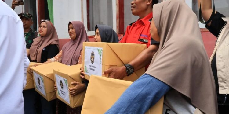Menko Polkam Berikan Bantuan Rp309 Juta dan Sembako untuk Korban Banjir di Padang