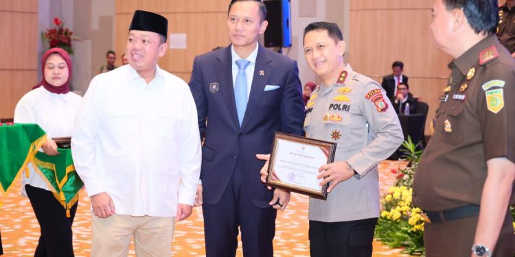 Menteri ATR/BPN Nusron Wahid Berikan Penghargaan untuk Pencegahan Mafia Tanah